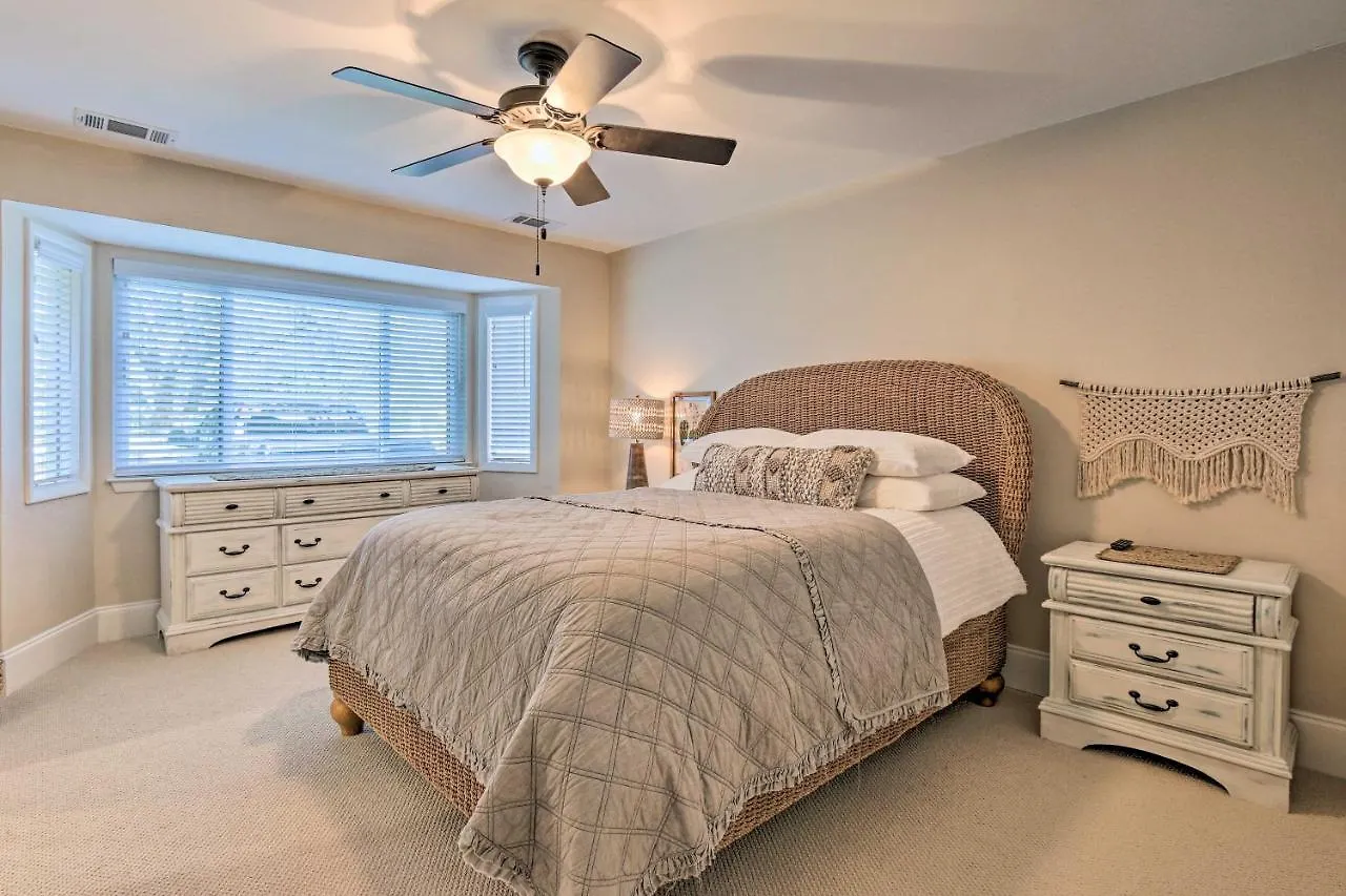 Modern Retreat With Patio And Bbq Less Than 1 Mi To Beach! Hilton Head Island