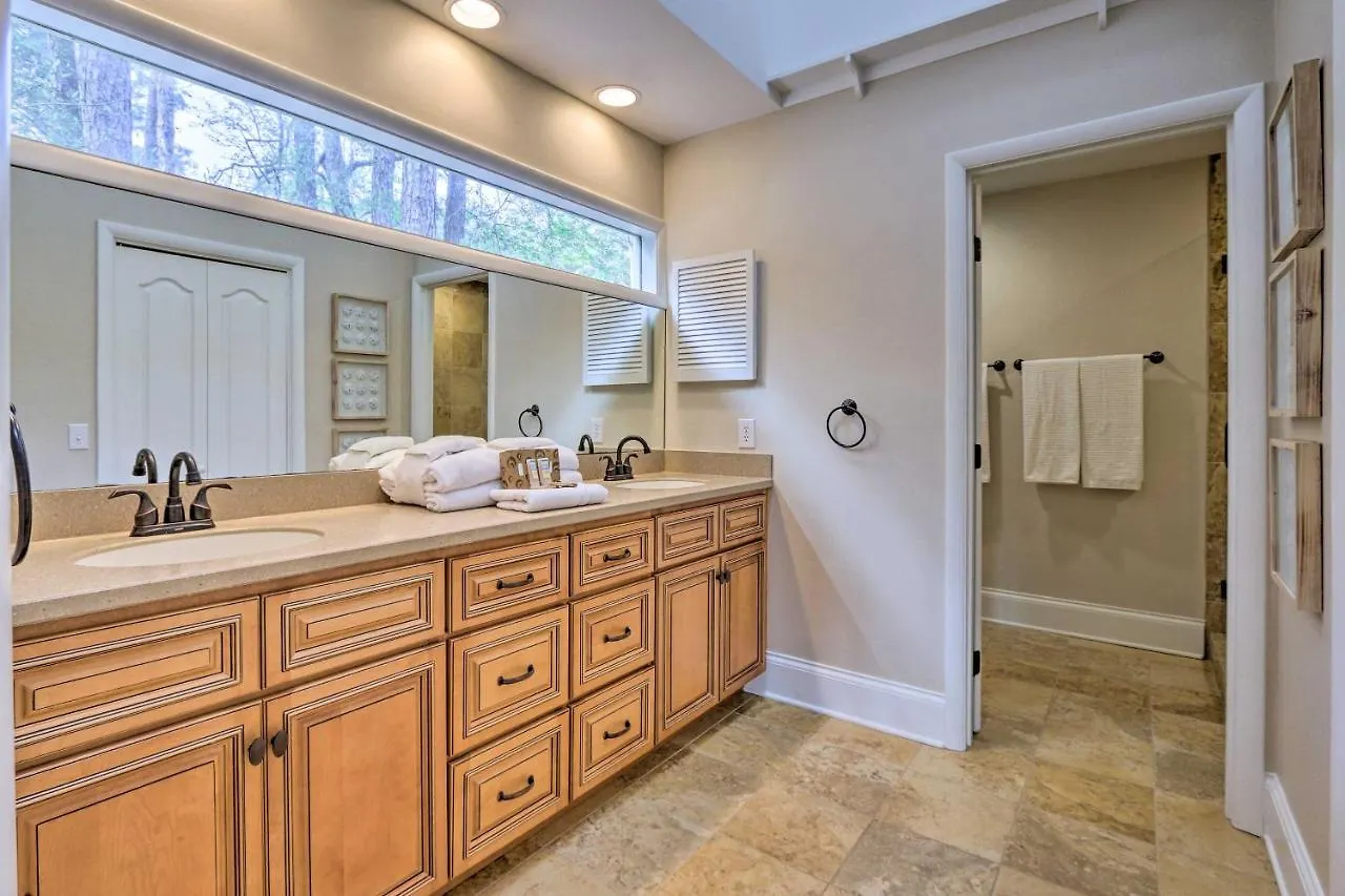 Modern Retreat With Patio And Bbq Less Than 1 Mi To Beach! Holiday home Hilton Head Island