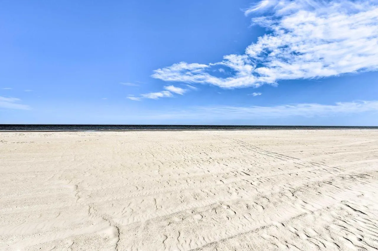 Modern Retreat With Patio And Bbq Less Than 1 Mi To Beach! Holiday home Hilton Head Island