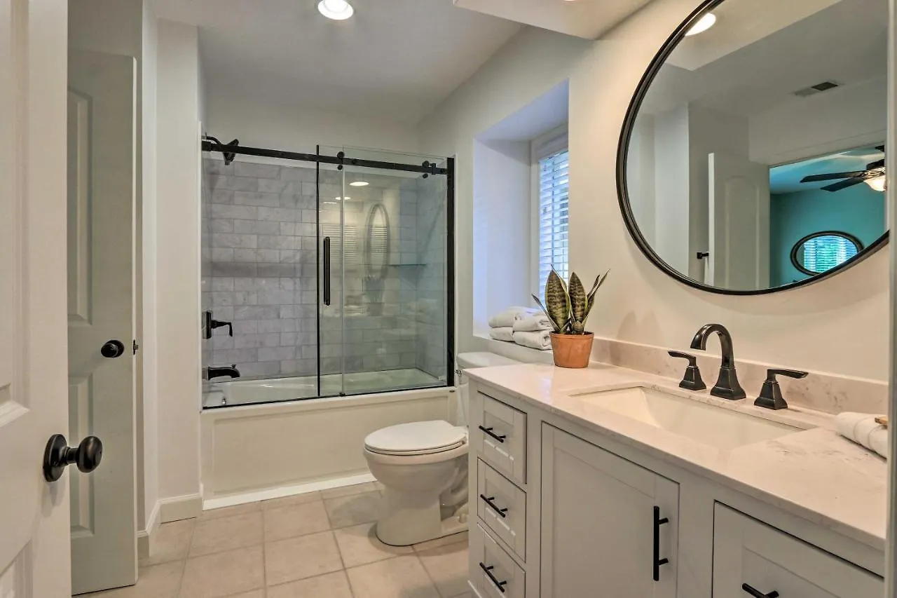 Modern Retreat With Patio And Bbq Less Than 1 Mi To Beach!