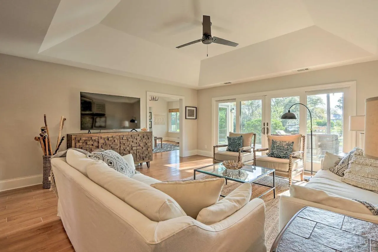 Modern Retreat With Patio And Bbq Less Than 1 Mi To Beach!