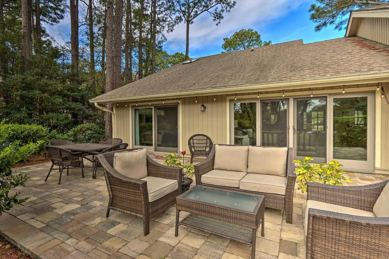 Modern Retreat With Patio And Bbq Less Than 1 Mi To Beach! Holiday home