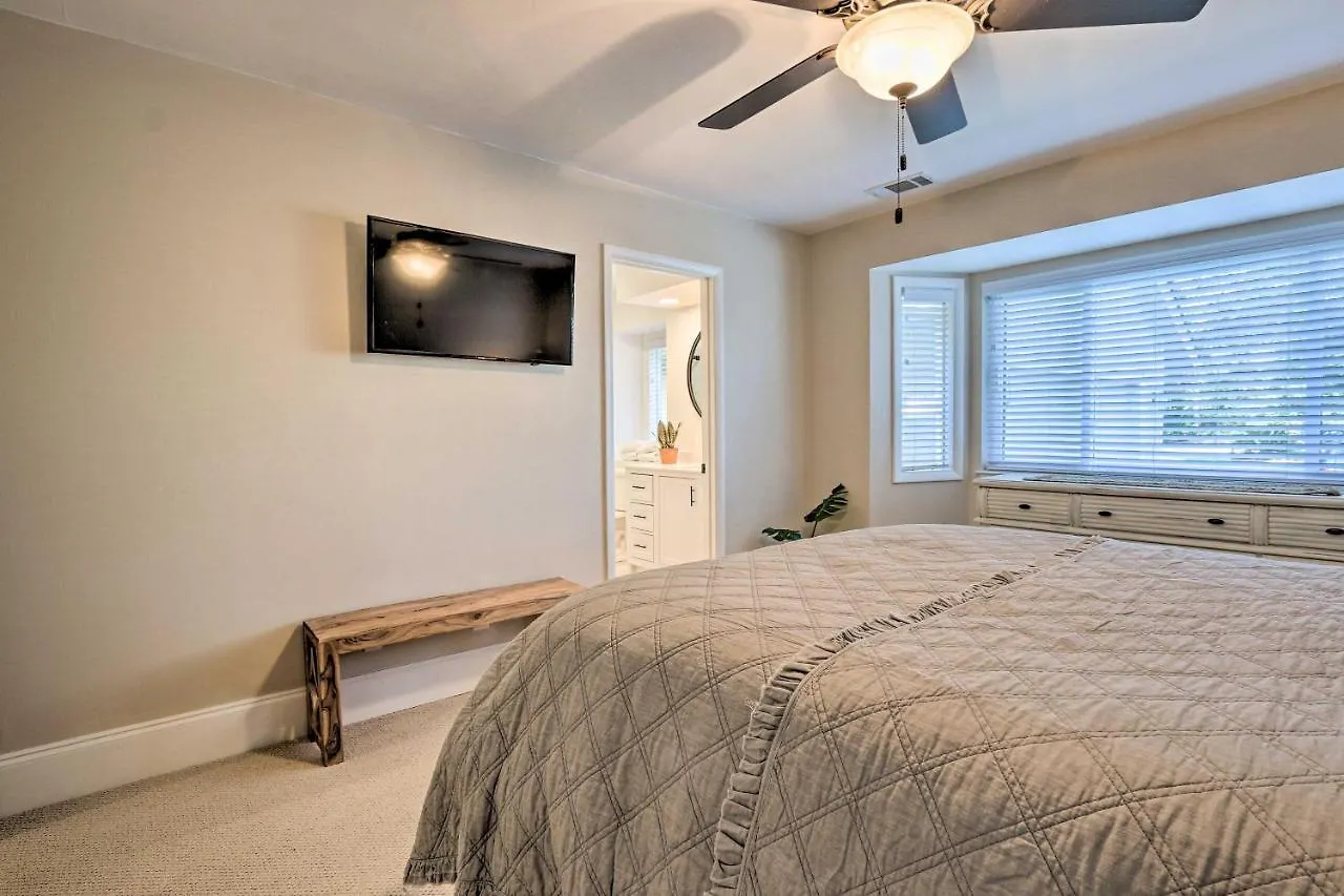 Modern Retreat With Patio And Bbq Less Than 1 Mi To Beach!