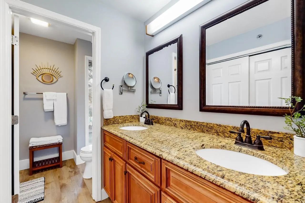 Centre Court 7832 Apartment