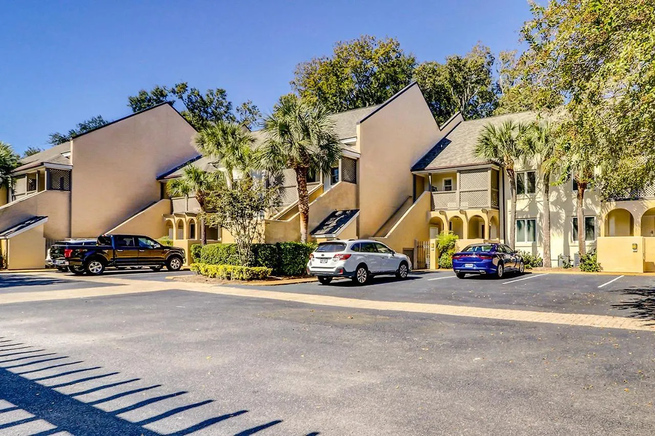 Colonnade Club 152