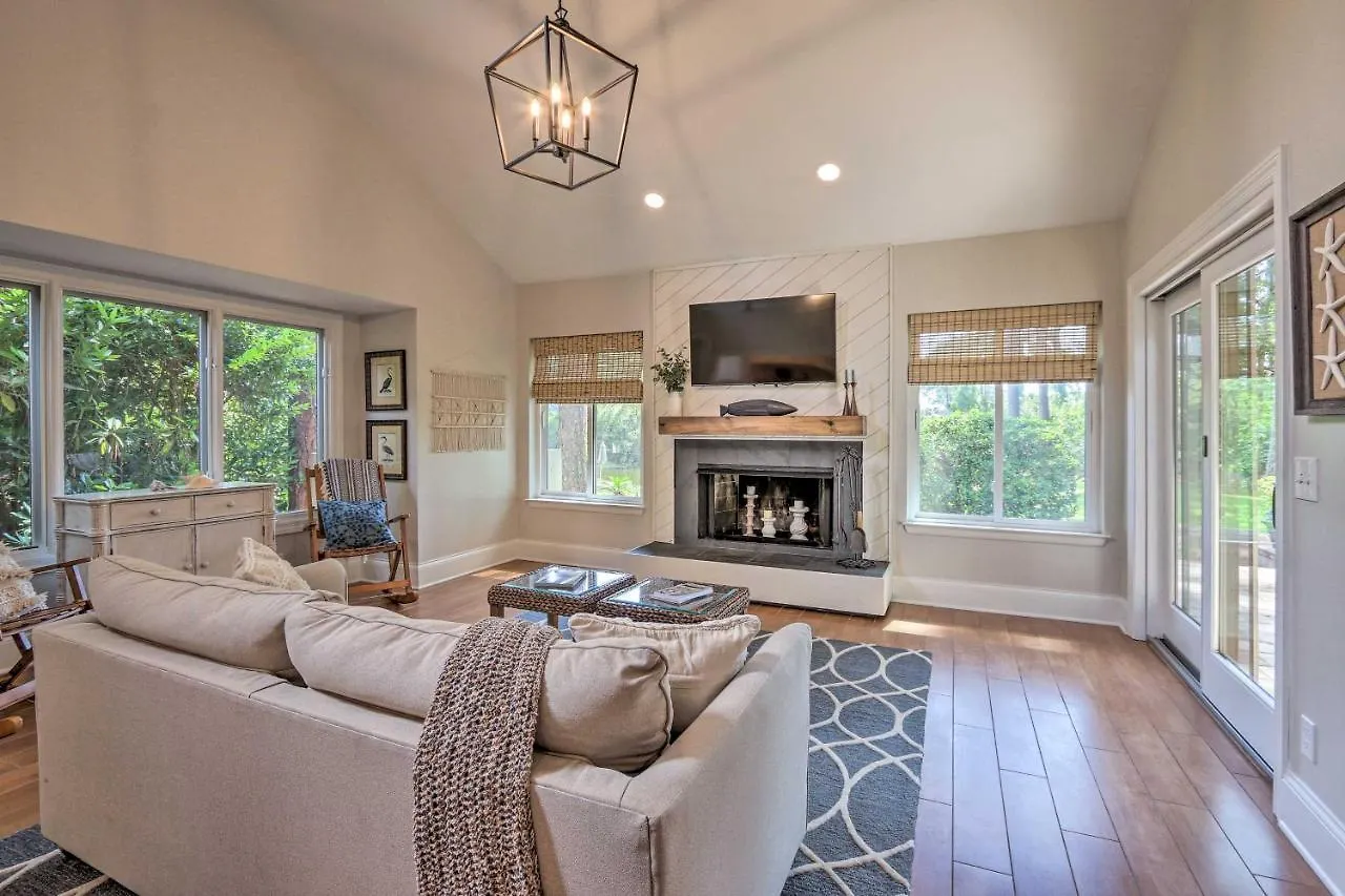 Holiday home Modern Retreat With Patio And Bbq Less Than 1 Mi To Beach! *