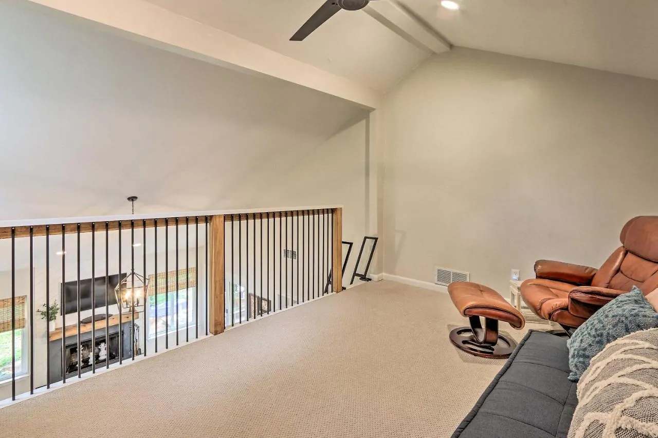 Holiday home Modern Retreat With Patio And Bbq Less Than 1 Mi To Beach!