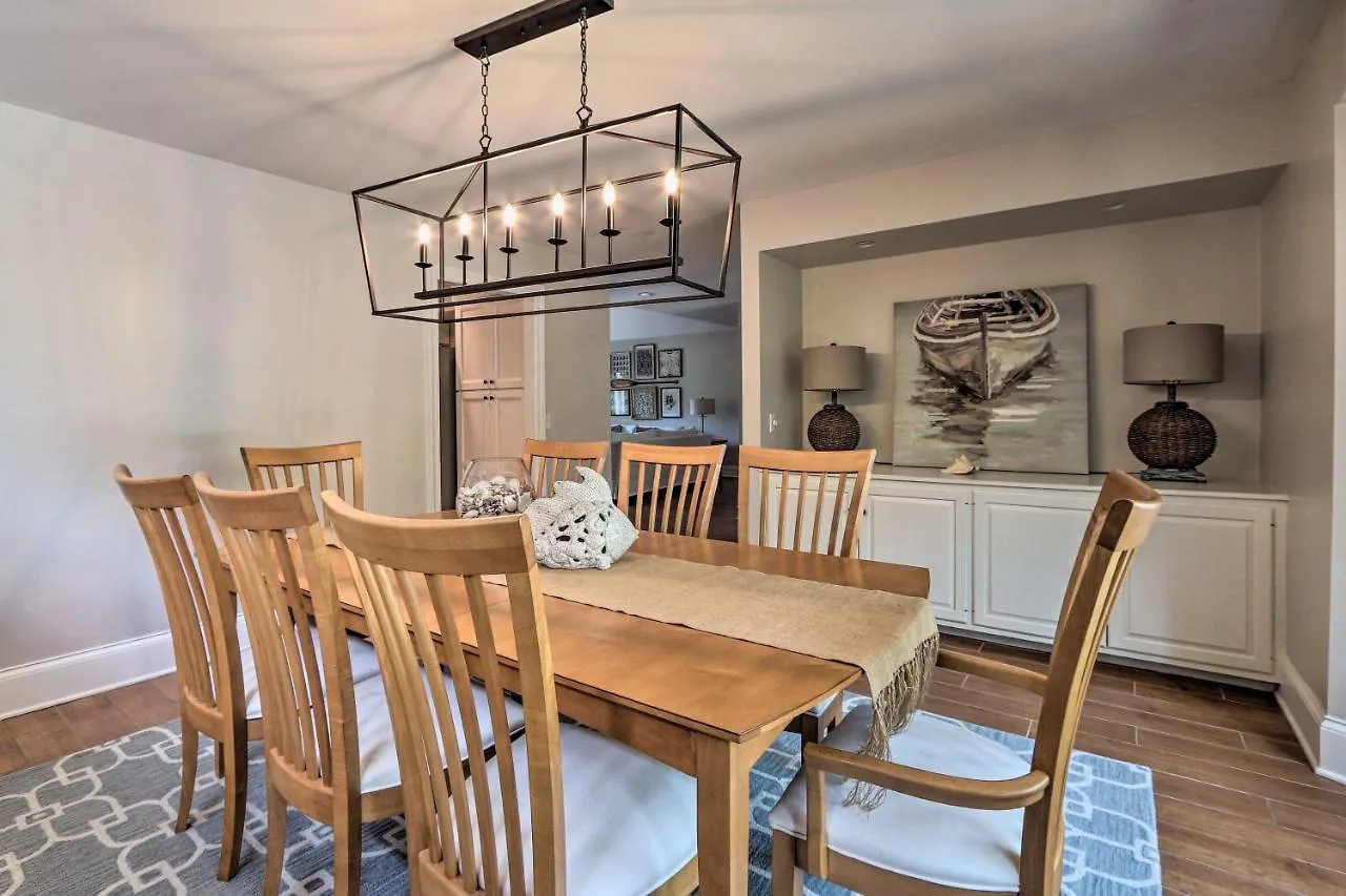 Holiday home Modern Retreat With Patio And Bbq Less Than 1 Mi To Beach!