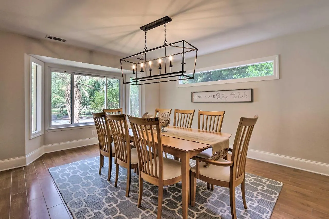 Modern Retreat With Patio And Bbq Less Than 1 Mi To Beach! Holiday home