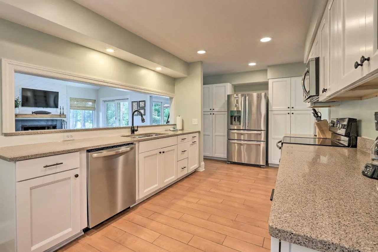 Modern Retreat With Patio And Bbq Less Than 1 Mi To Beach! Holiday home *