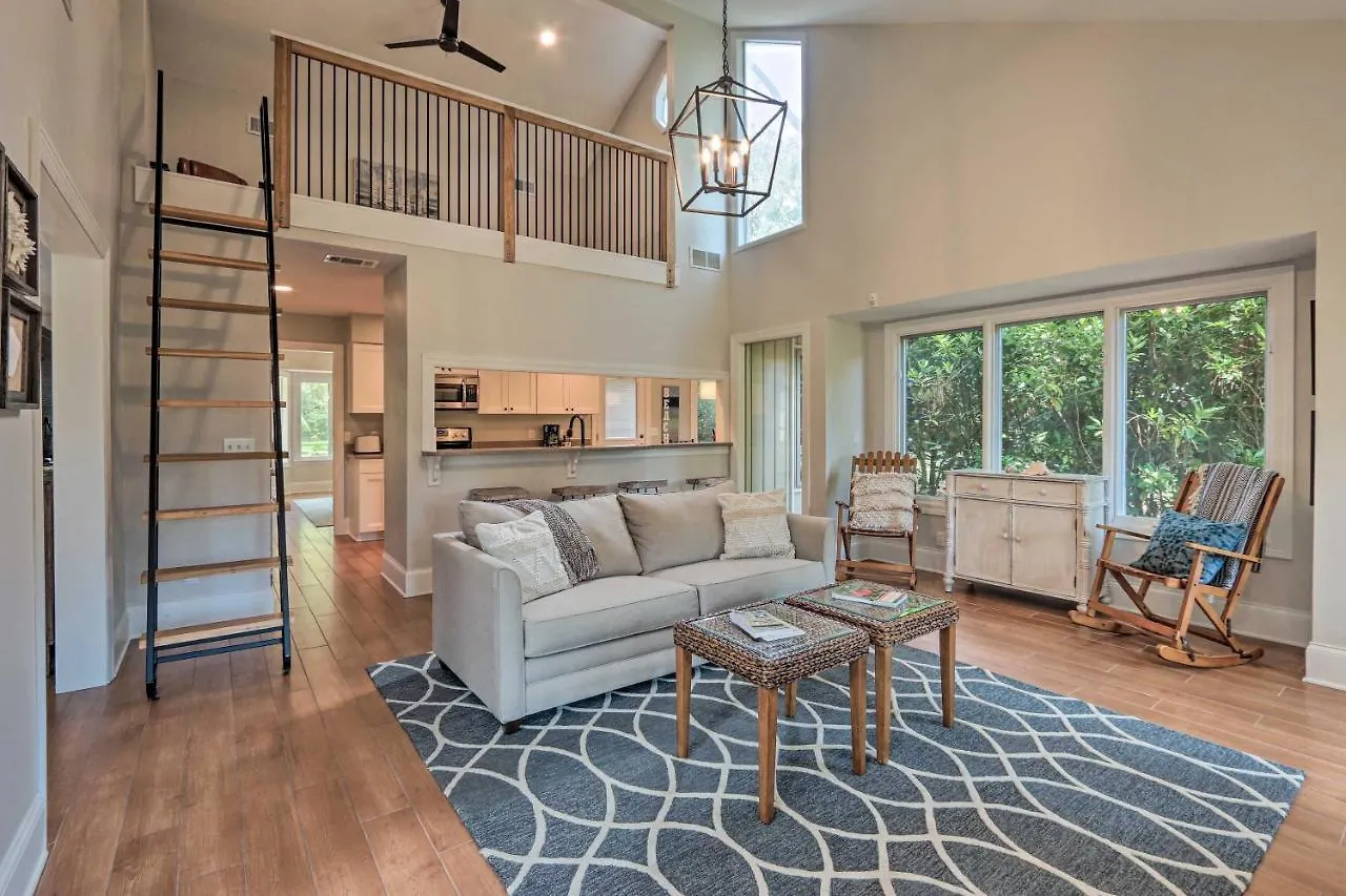Modern Retreat With Patio And Bbq Less Than 1 Mi To Beach! Holiday home Hilton Head Island