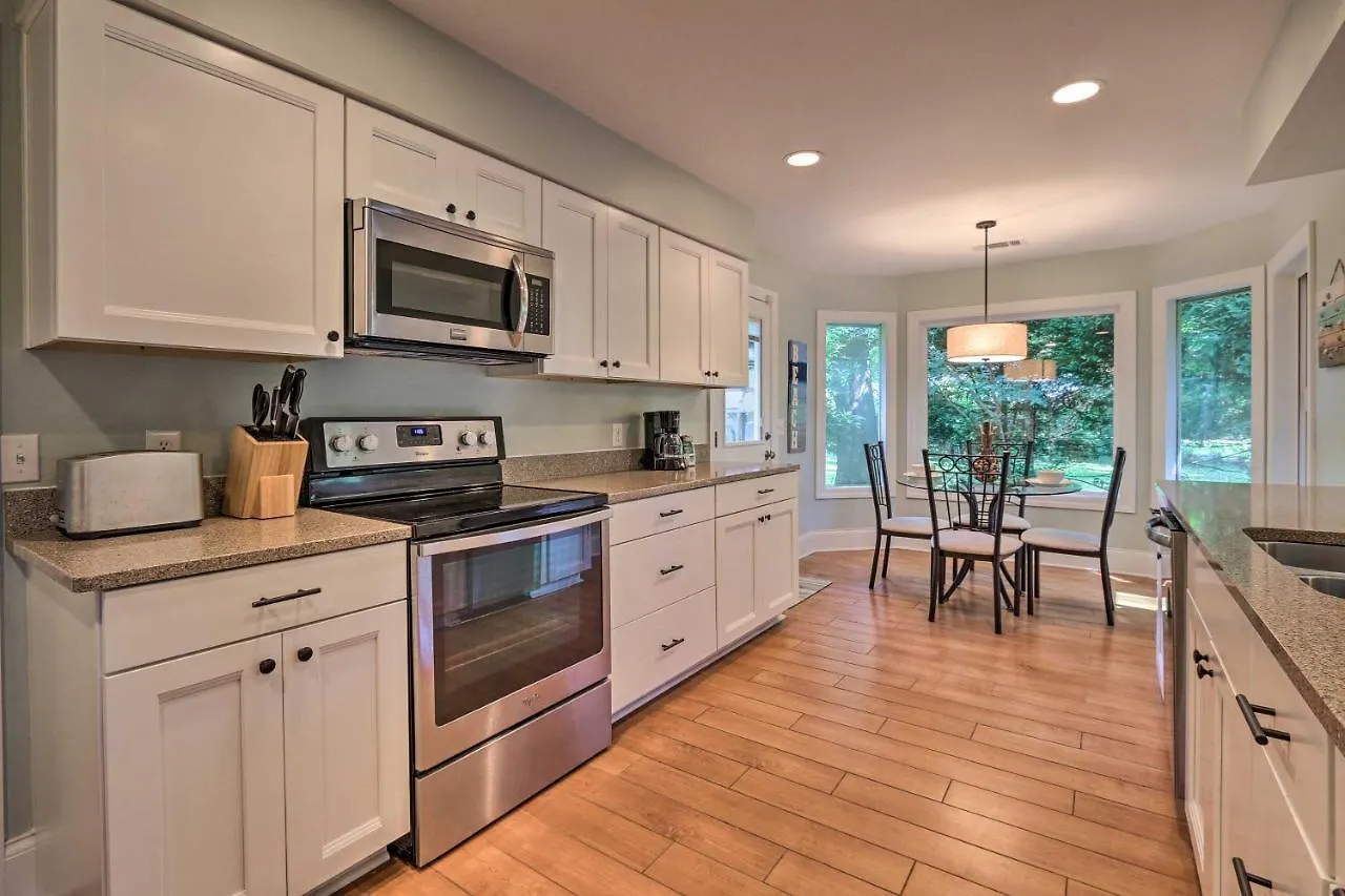 Holiday home Modern Retreat With Patio And Bbq Less Than 1 Mi To Beach! *