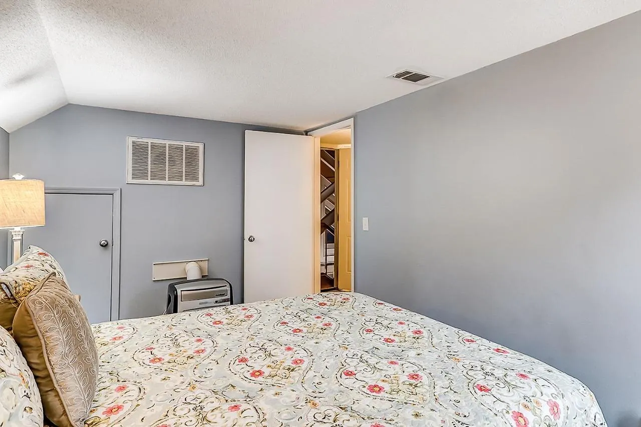4 Bed 2 Bath In Queens Grant Apartment