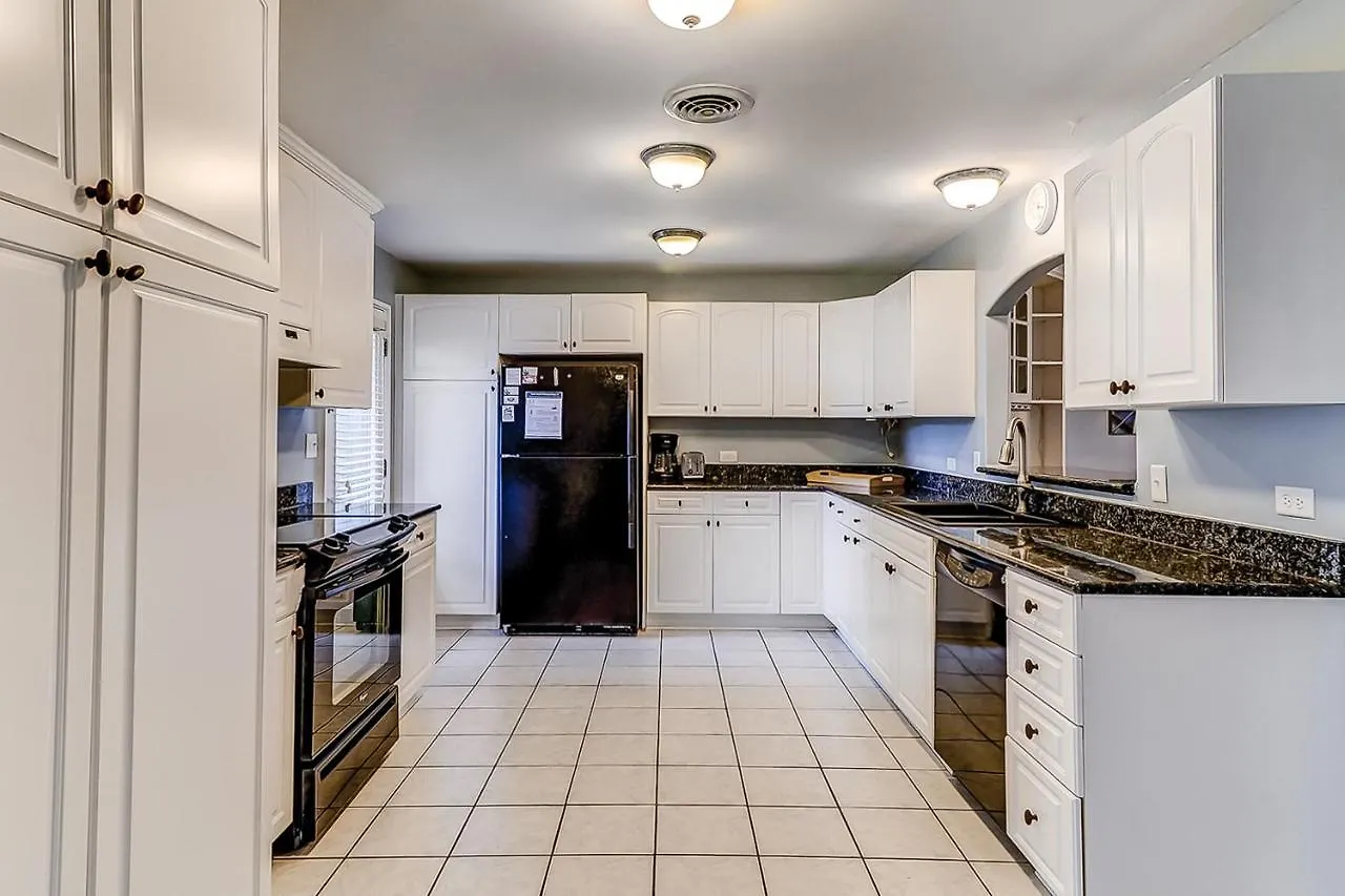 4 Bed 2 Bath In Queens Grant Apartment *