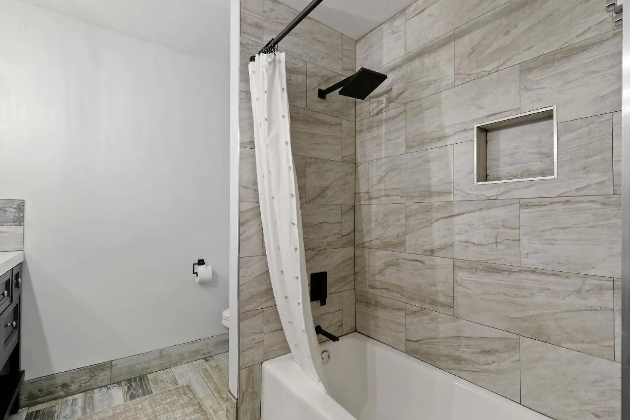 #49 Cheerful 2 Bdr With Pool & Assigned 2 Parking