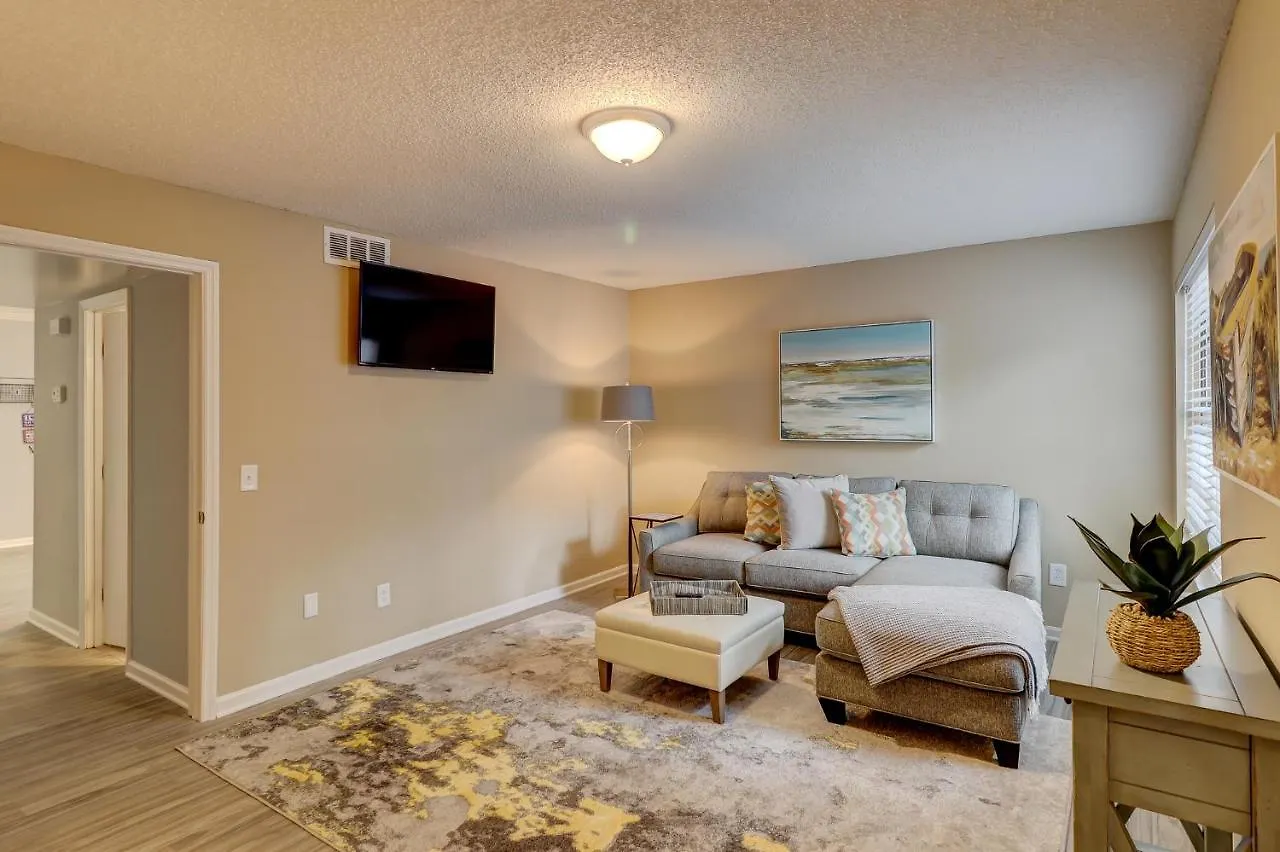 #111 Elaborate Ideal Location 2brm/2 Parking Hilton Head Island
