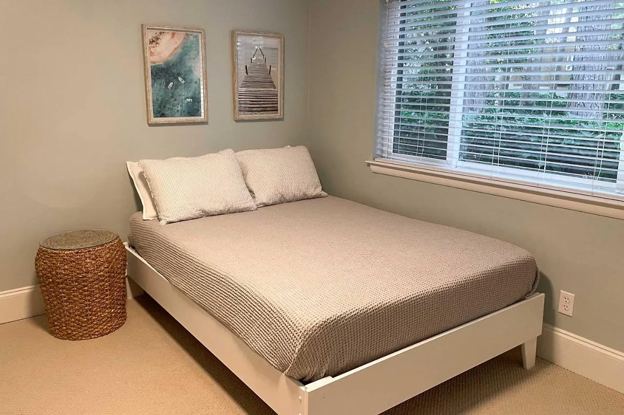 Holiday home Modern Retreat With Patio And Bbq Less Than 1 Mi To Beach!