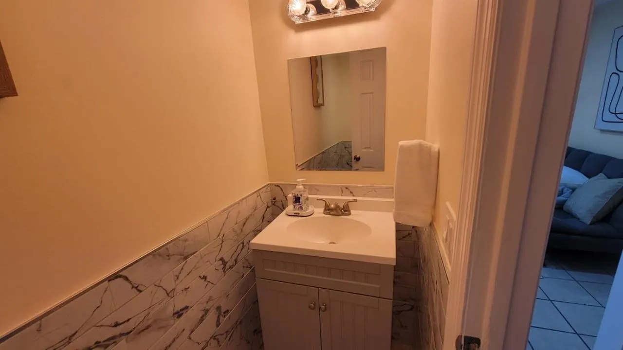 Bed & Breakfast Hhi Homes Llc *