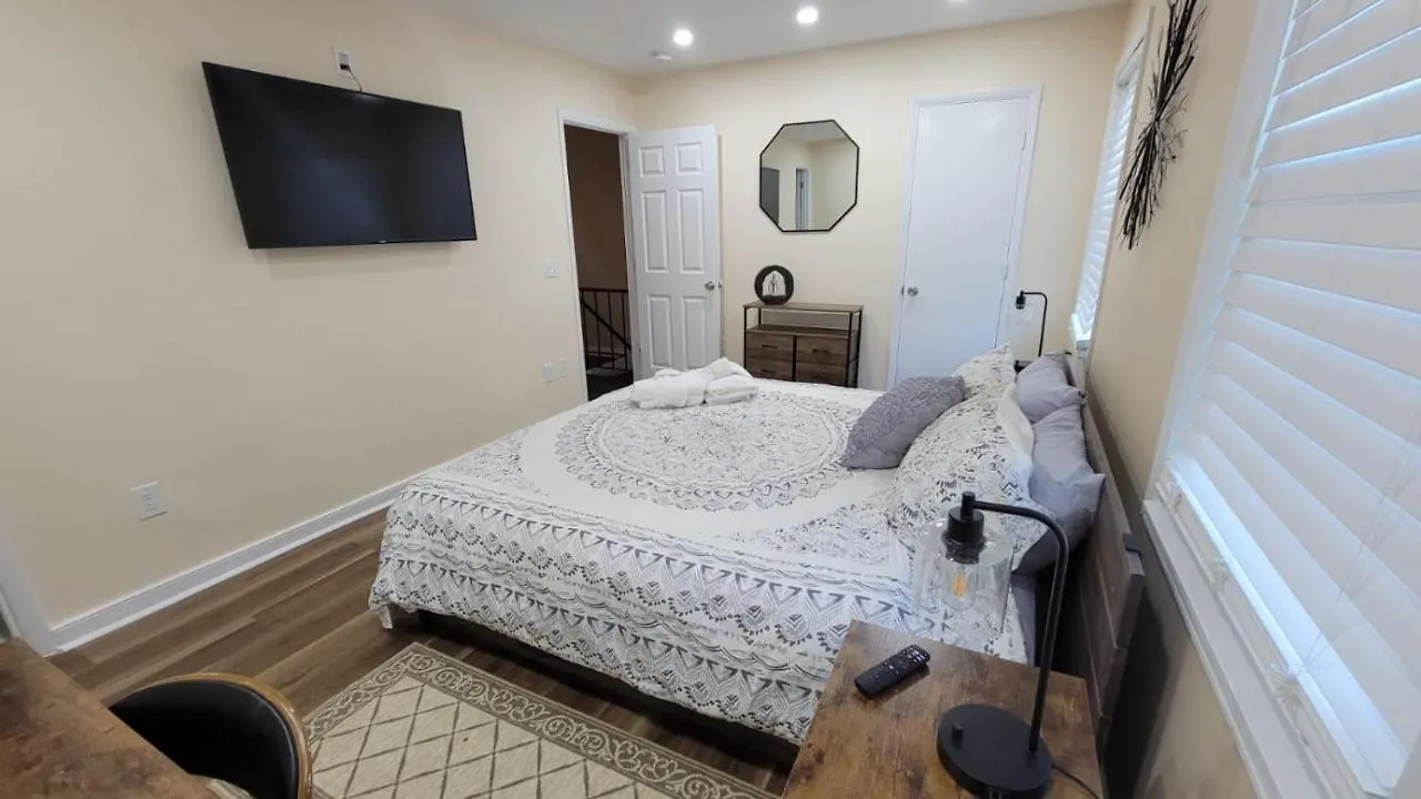 Hhi Homes Llc Bed & Breakfast