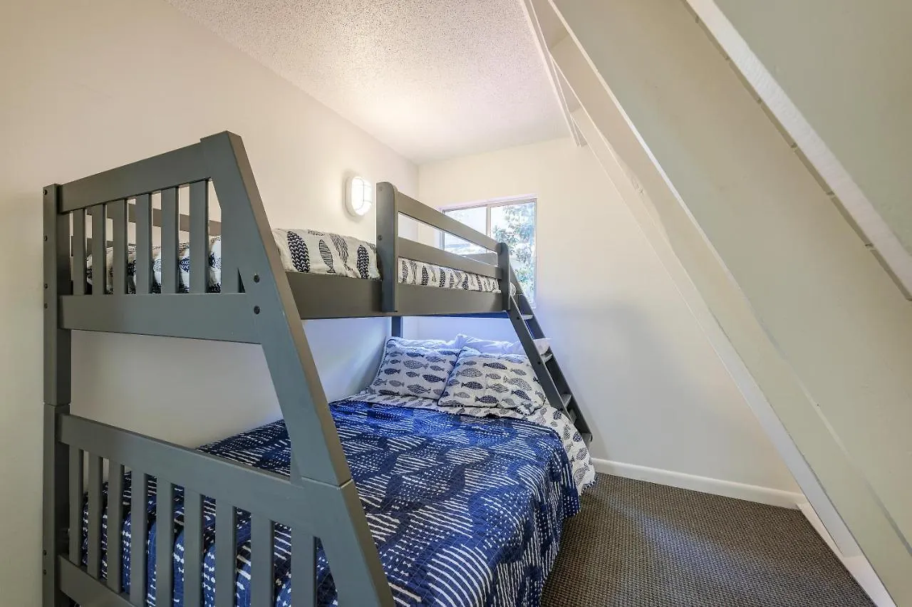 Holiday home Steps To The Beach! 3rd Row Ocean Surfers Pet Friendly 3 Bedroom 2 Bathroom