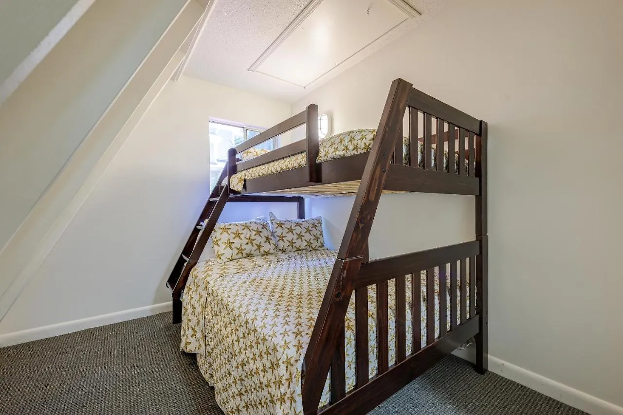 Holiday home Steps To The Beach! 3rd Row Ocean Surfers Pet Friendly 3 Bedroom 2 Bathroom Hilton Head Island