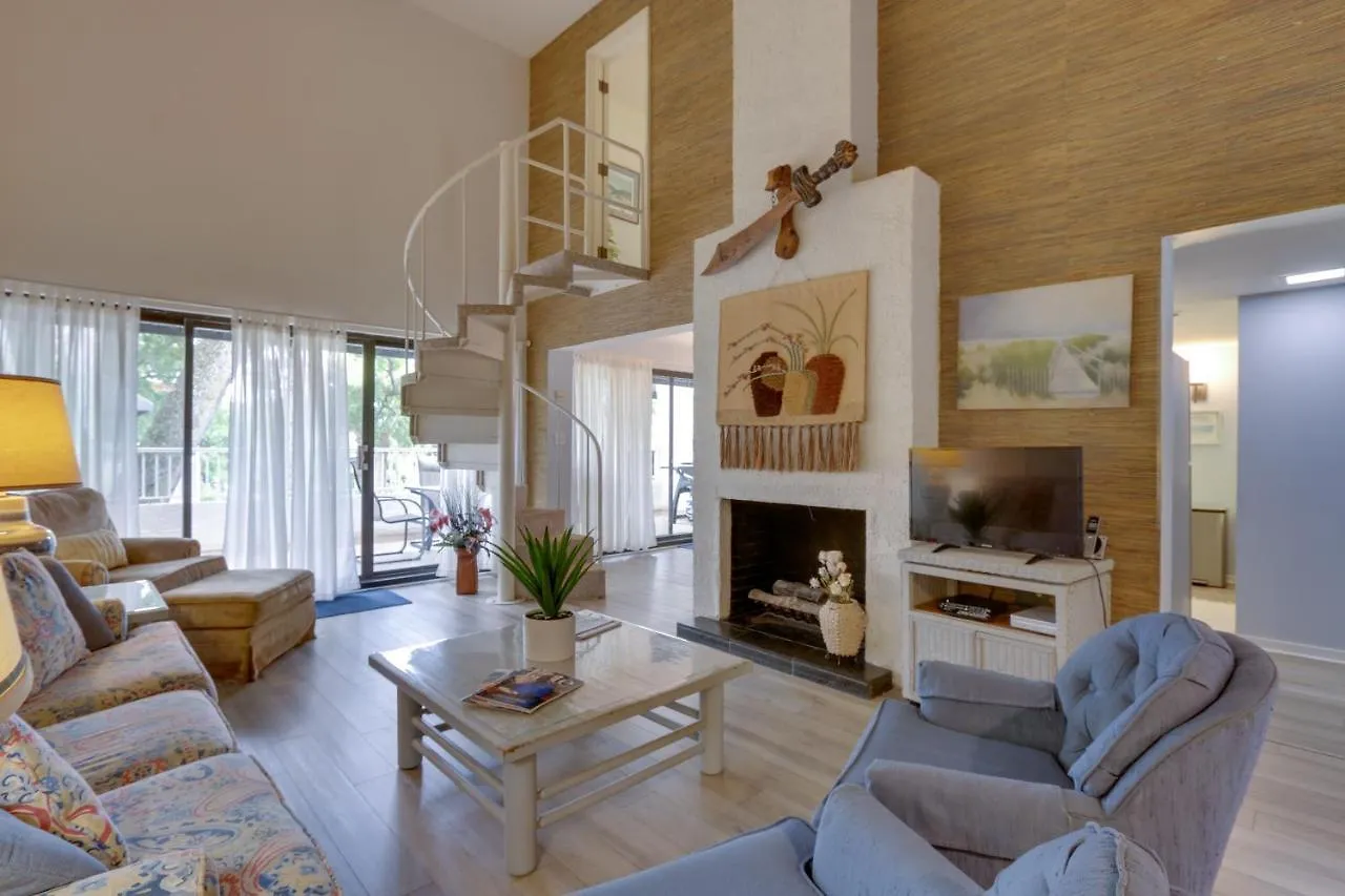 Villa With Pool And Access! *