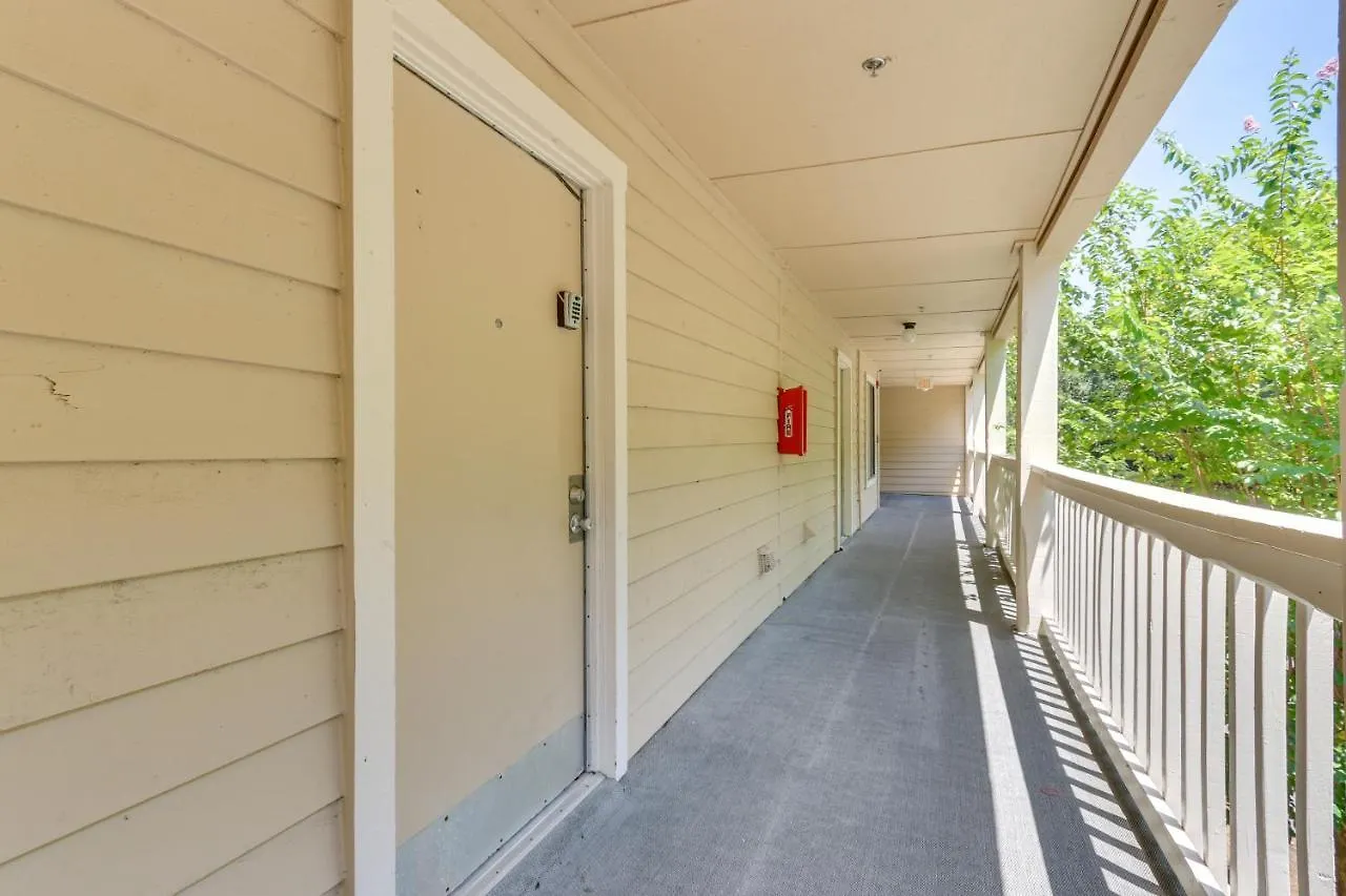 Hilton Head Screened Balcony, Beach Access! 힐튼 헤드 아일랜드