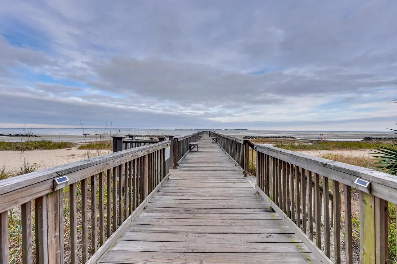 Hilton Head With Porch - Walk To And Pool! Apartmán