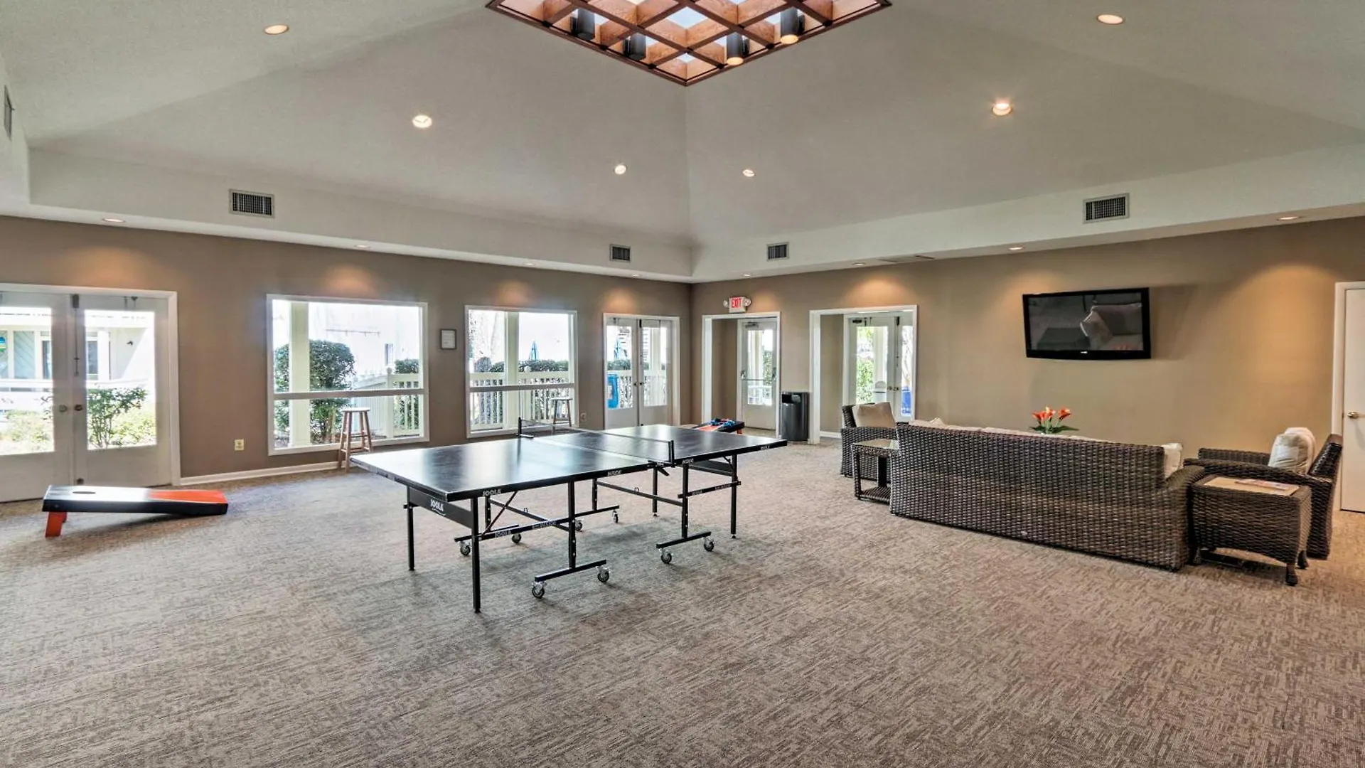 Apartment Gem, Walk To Folly Field Beach! *
