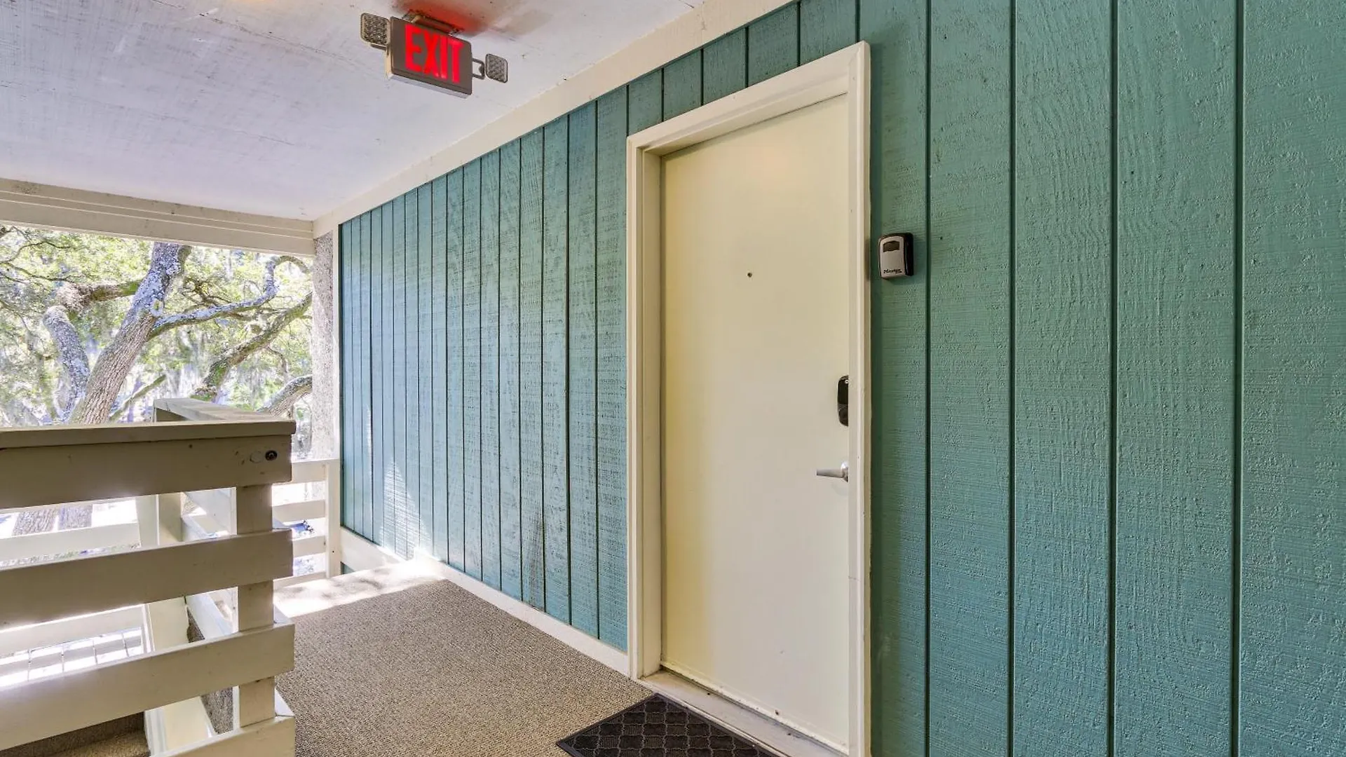 Apartment Gem, Walk To Folly Field Beach!