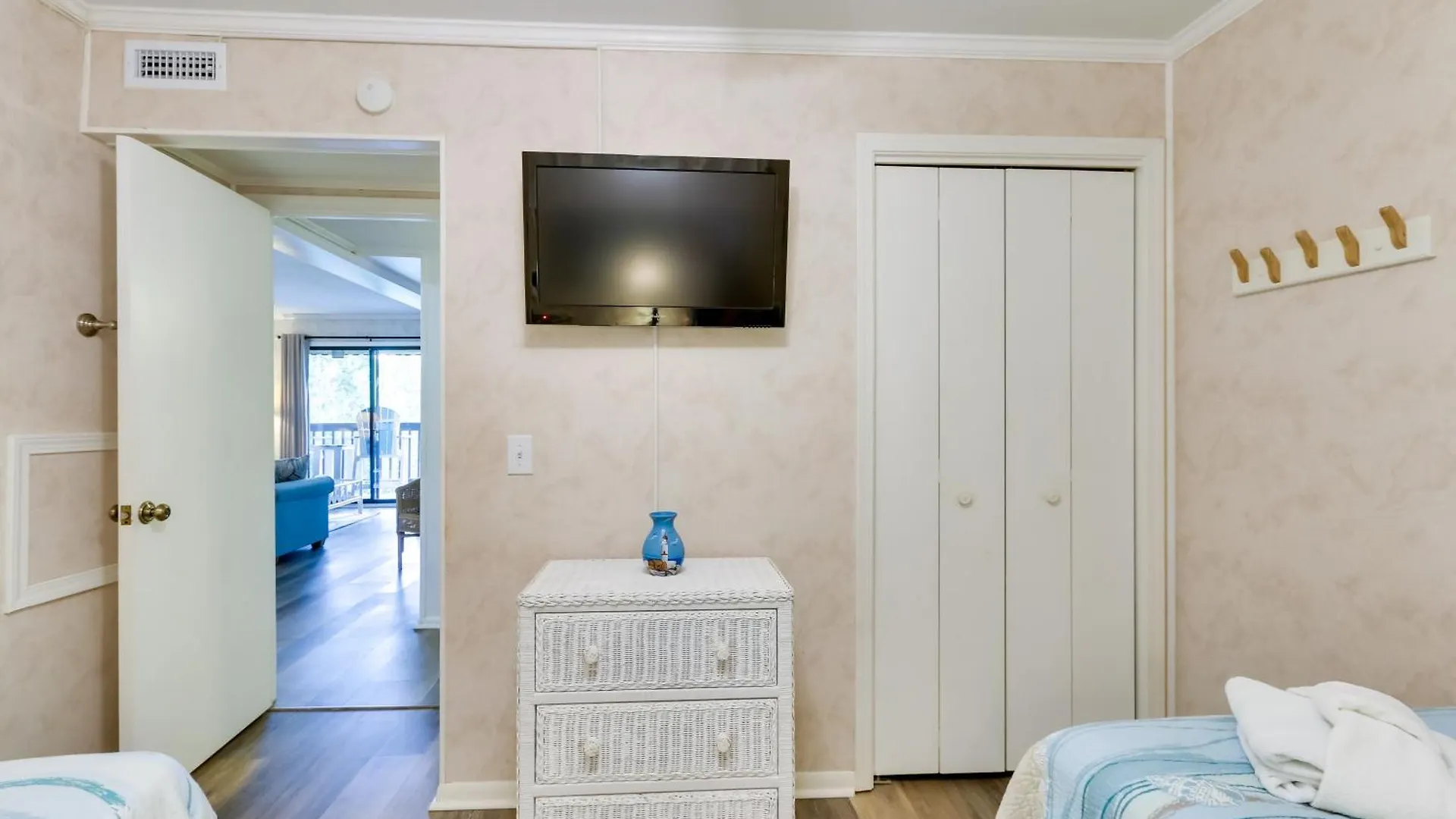 Hilton Head With Balcony And Pool, Walk To Apartment