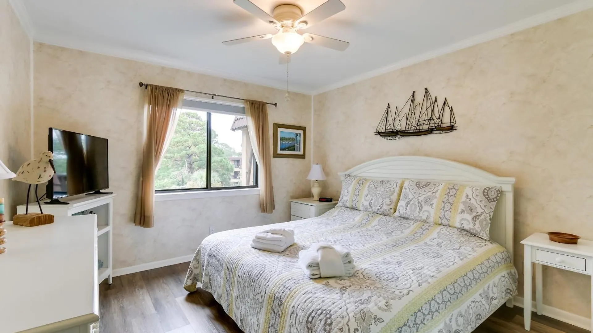 Hilton Head With Balcony And Pool, Walk To Hilton Head Island