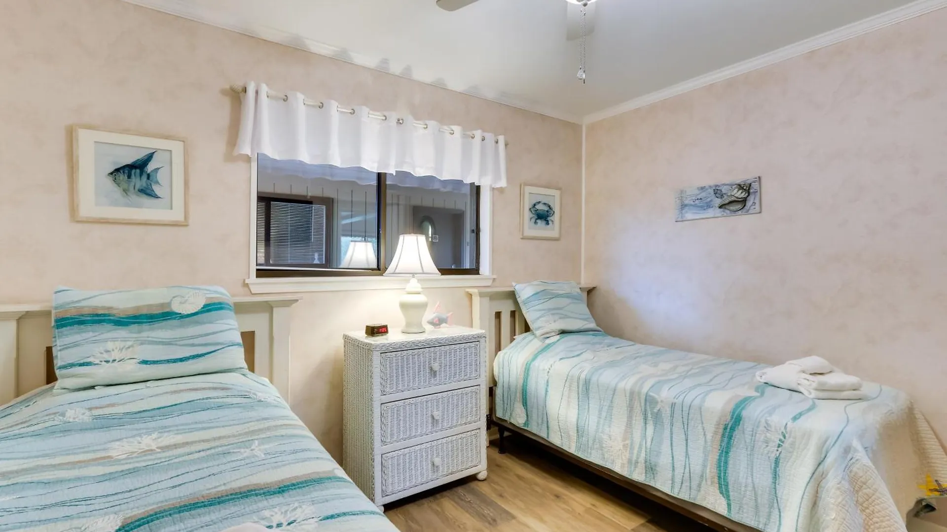 Hilton Head With Balcony And Pool, Walk To Apartment *
