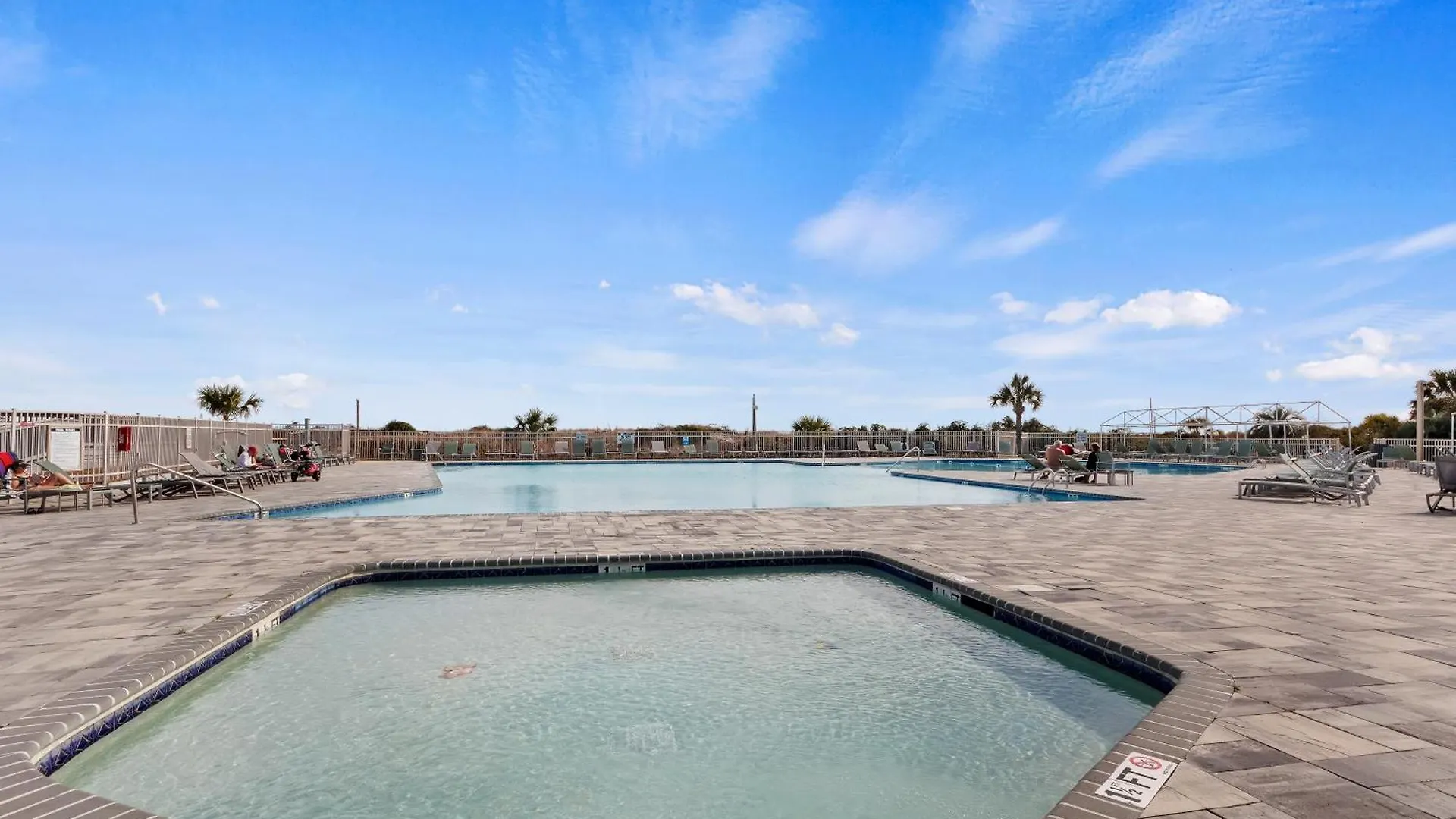 Lover's Paradise. On The Beach. Sleeps 8. Apartment