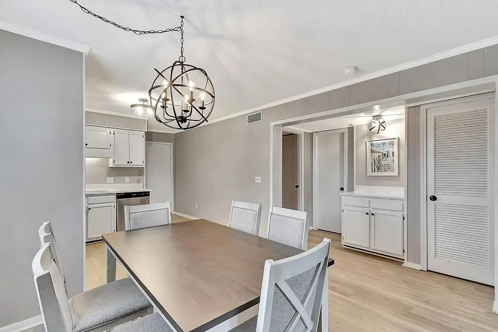 Apartment Lover's Paradise. On The Beach. Sleeps 8. Hilton Head Island