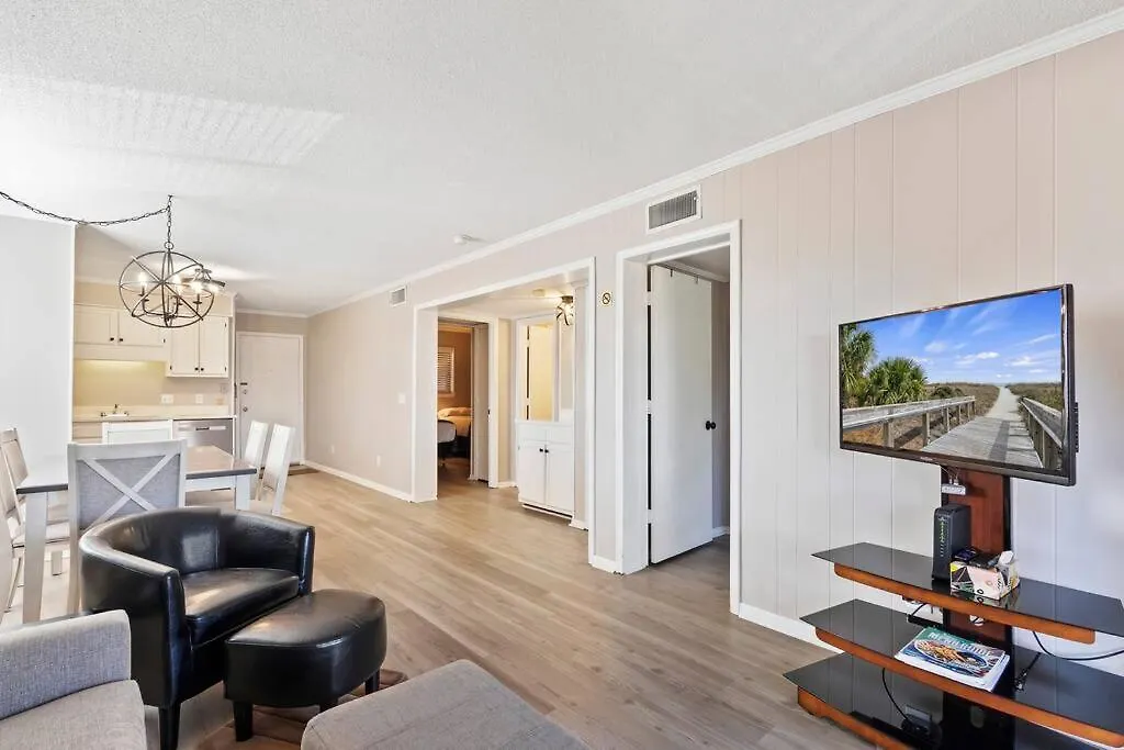 Apartment Lover's Paradise. On The Beach. Sleeps 8. Hilton Head Island