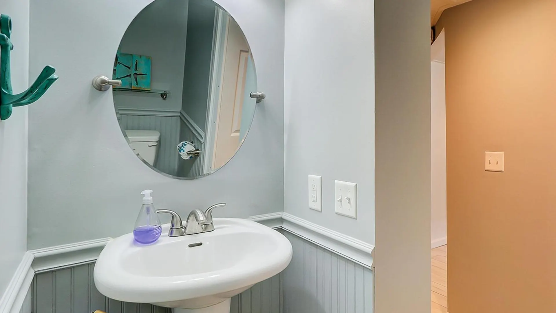Apartment Stones Throw 43 *
