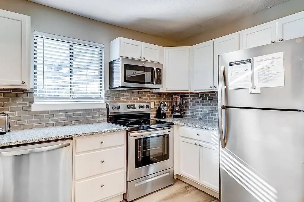 Apartment Daze-2 Bedroom, Short Walk To The *