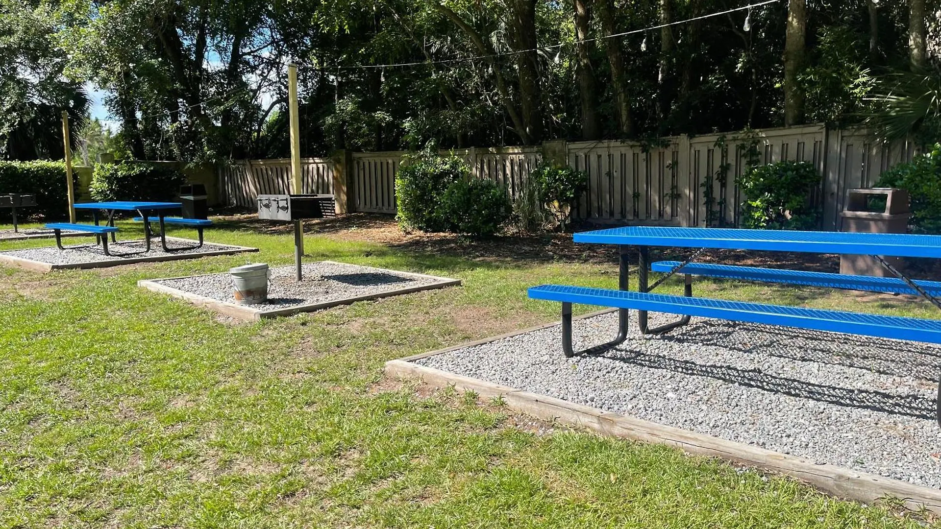 Daze-2 Bedroom, Short Walk To The