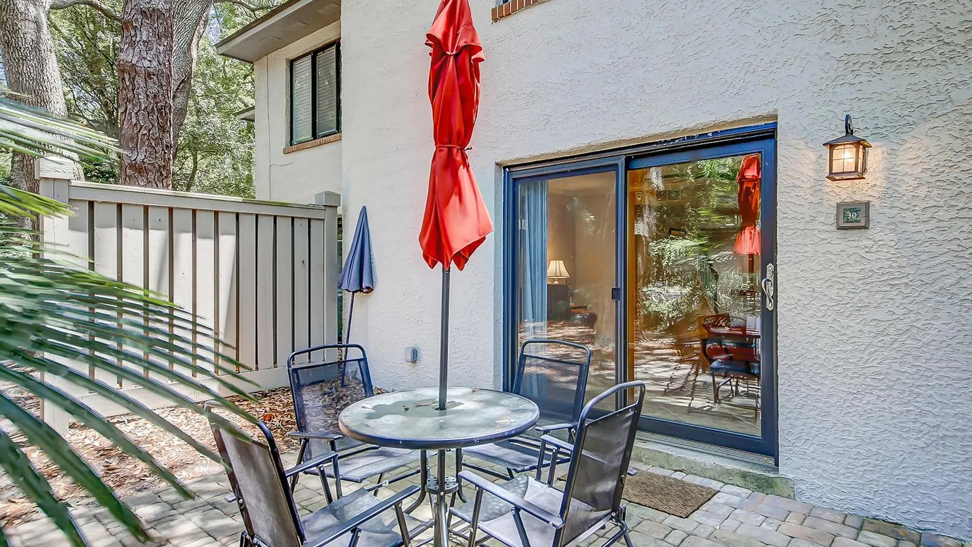 Stones Throw * هيلتون رئيس جزيرة