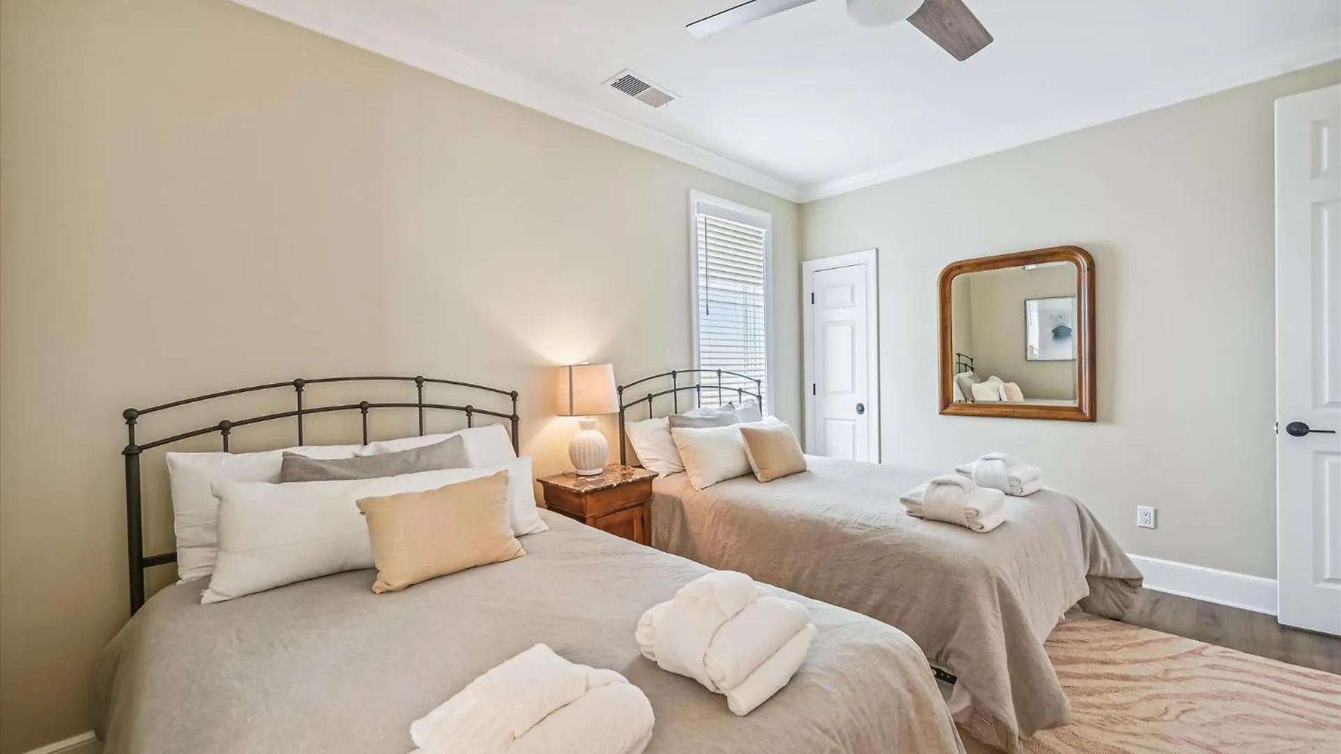 4 Collier Rd- Oceanfront, Private Pool, Elevator, Free Activities Included Holiday home