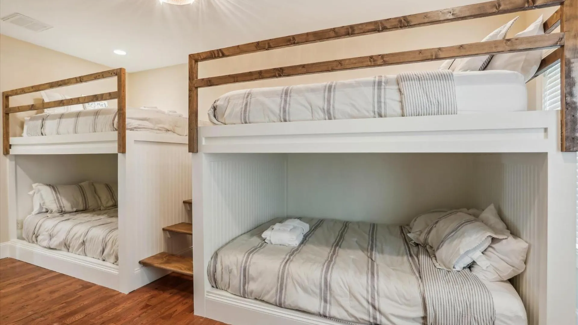 Holiday home 21 Horvaths Peninsula- Oceanfront, Pool, Elevator, Free Activities Included *