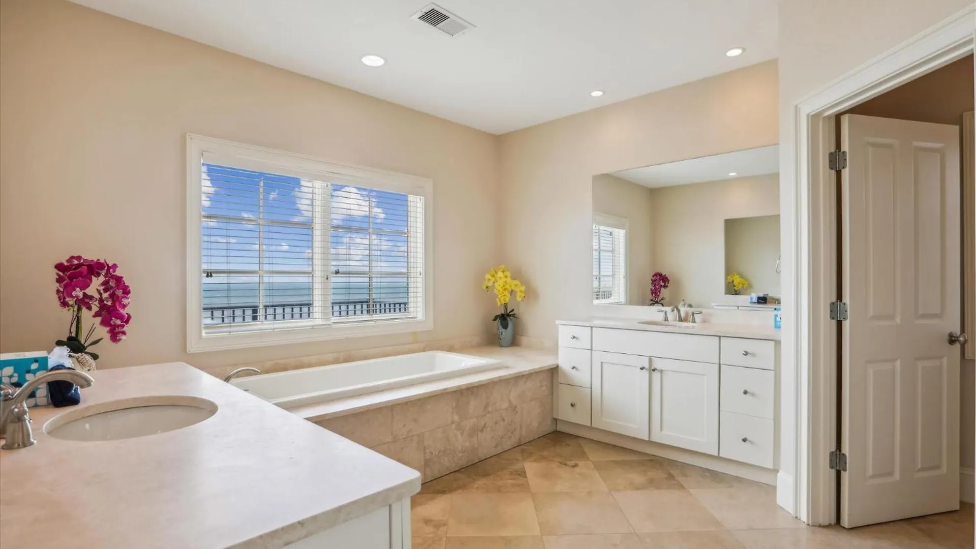 21 Horvaths Peninsula- Oceanfront, Pool, Elevator, Free Activities Included Holiday home