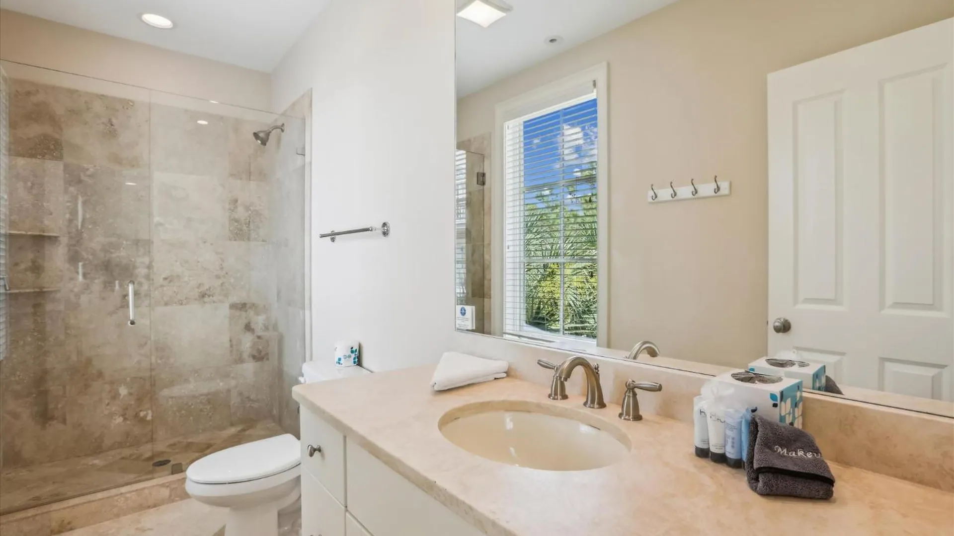 Holiday home 21 Horvaths Peninsula- Oceanfront, Pool, Elevator, Free Activities Included *