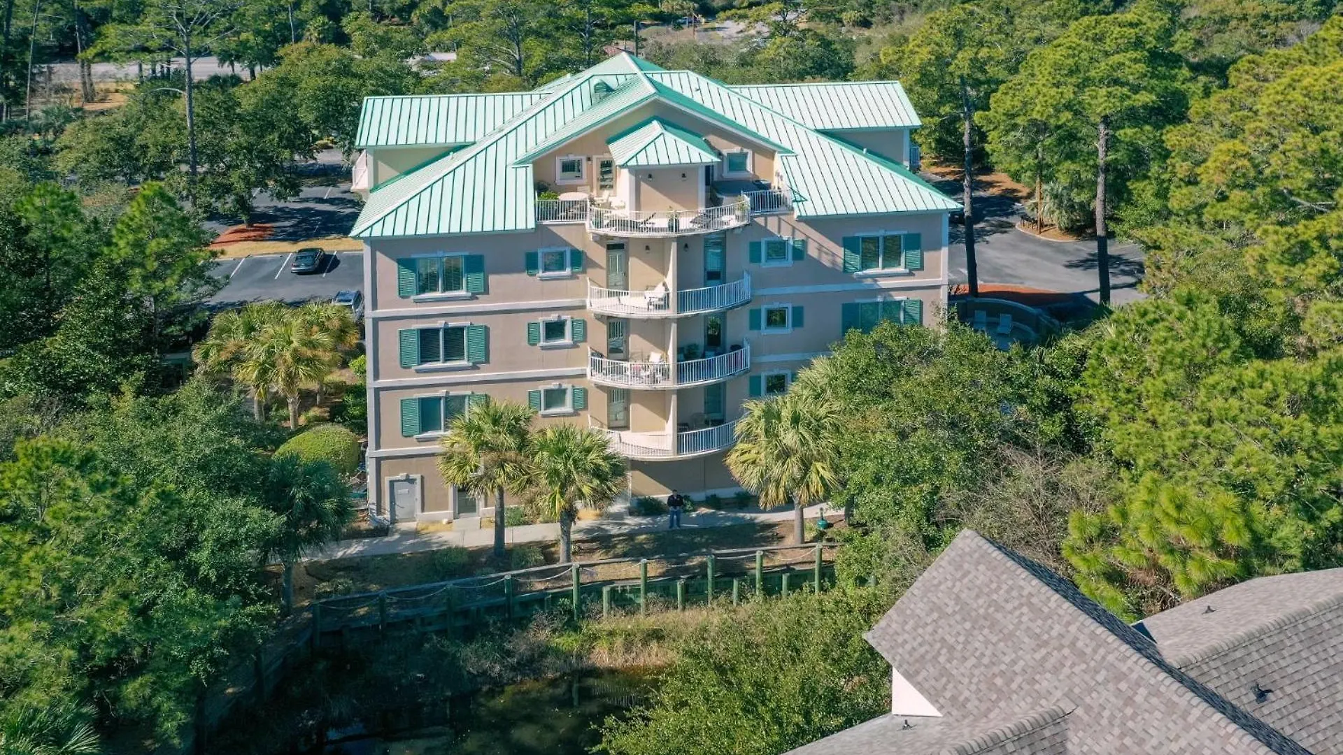 Family Getaway, Walk To Beach, Balcony Villa *