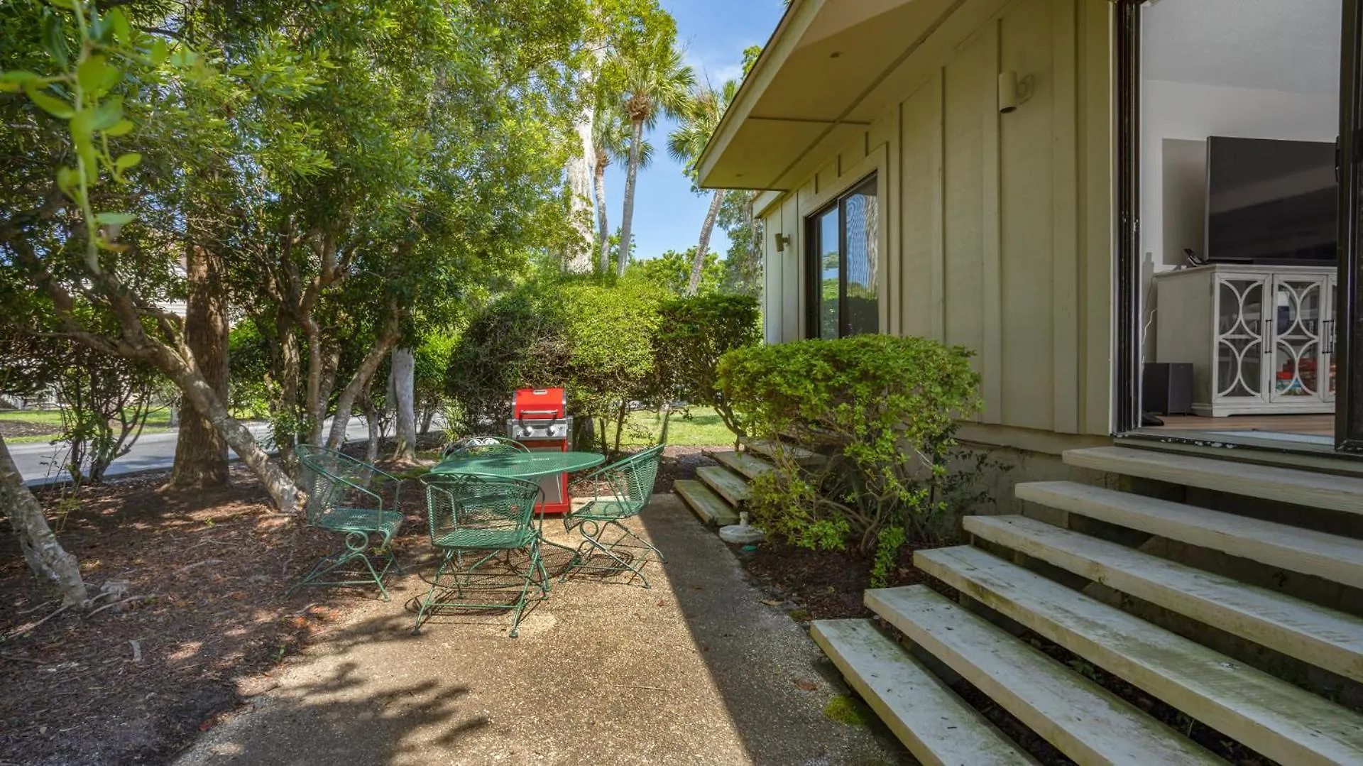 Private Patio, Pool, Coastal Getaway *