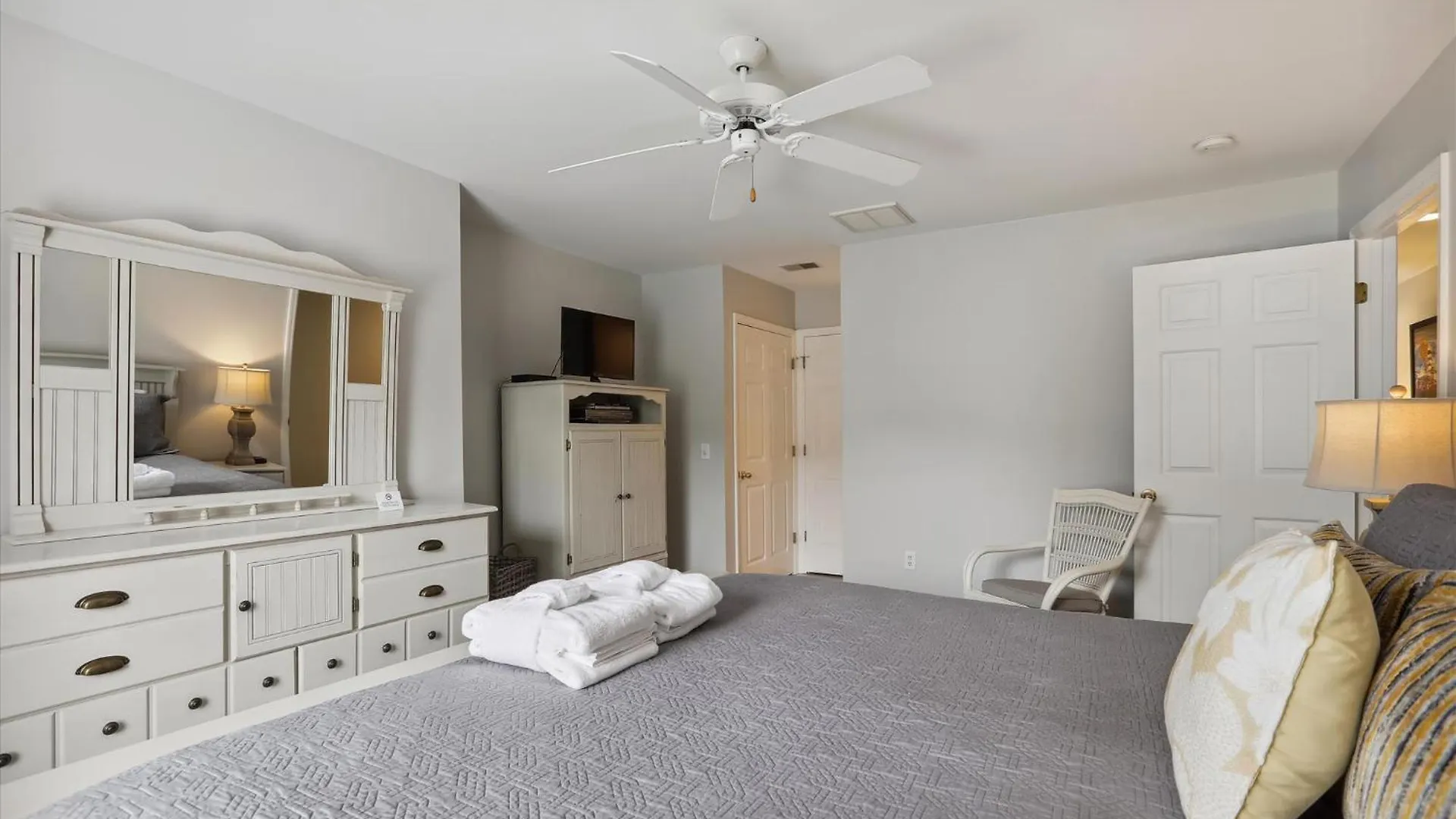 41 Bradley- Private Pool, Newly Updated, Quick Walk To Beach! Free Activities Included Holiday home
