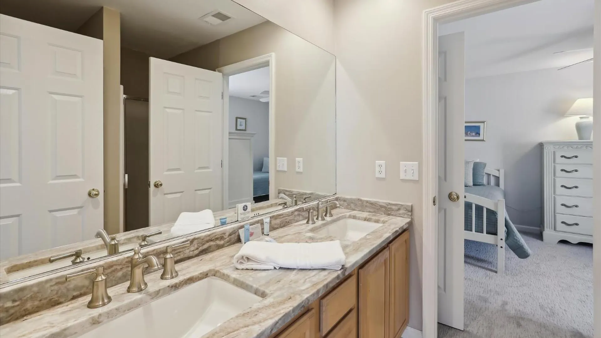 41 Bradley- Private Pool, Newly Updated, Quick Walk To Beach! Free Activities Included Holiday home *