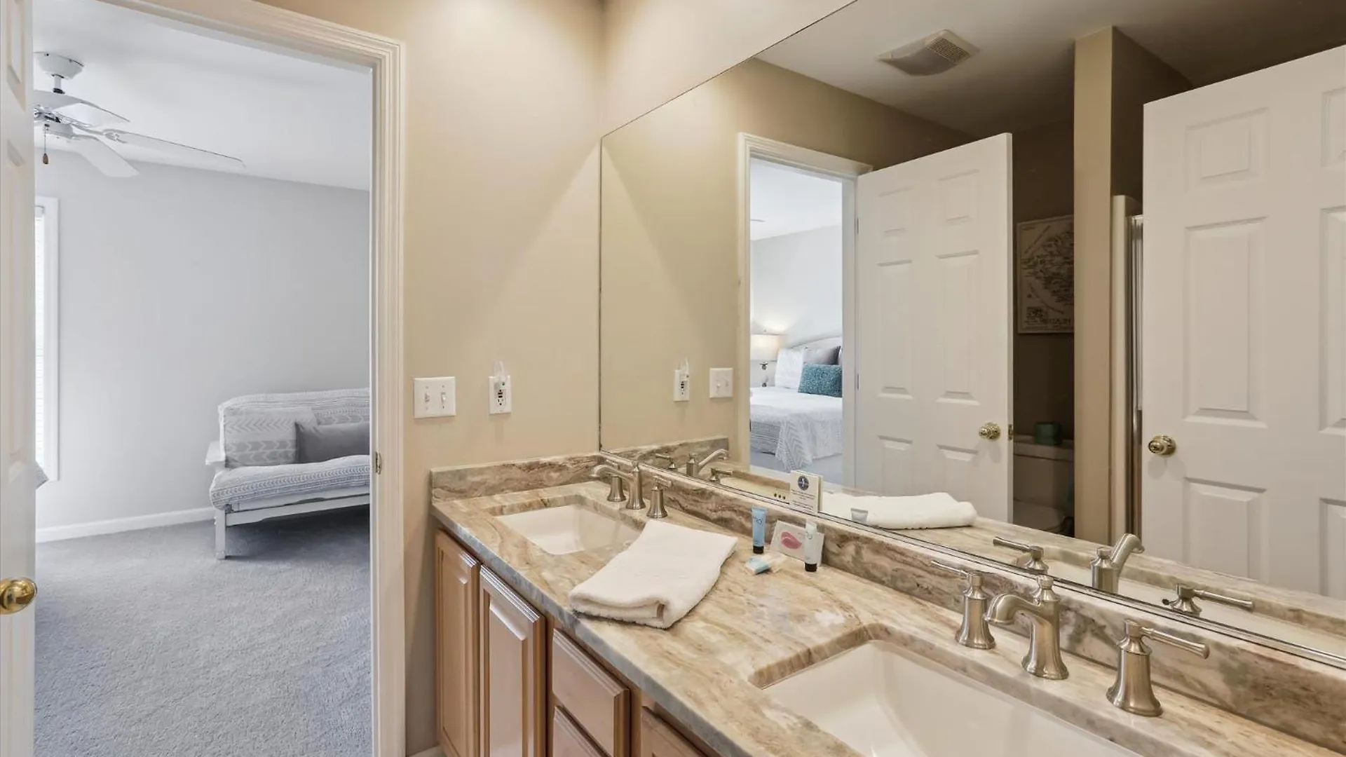 41 Bradley- Private Pool, Newly Updated, Quick Walk To Beach! Free Activities Included Holiday home