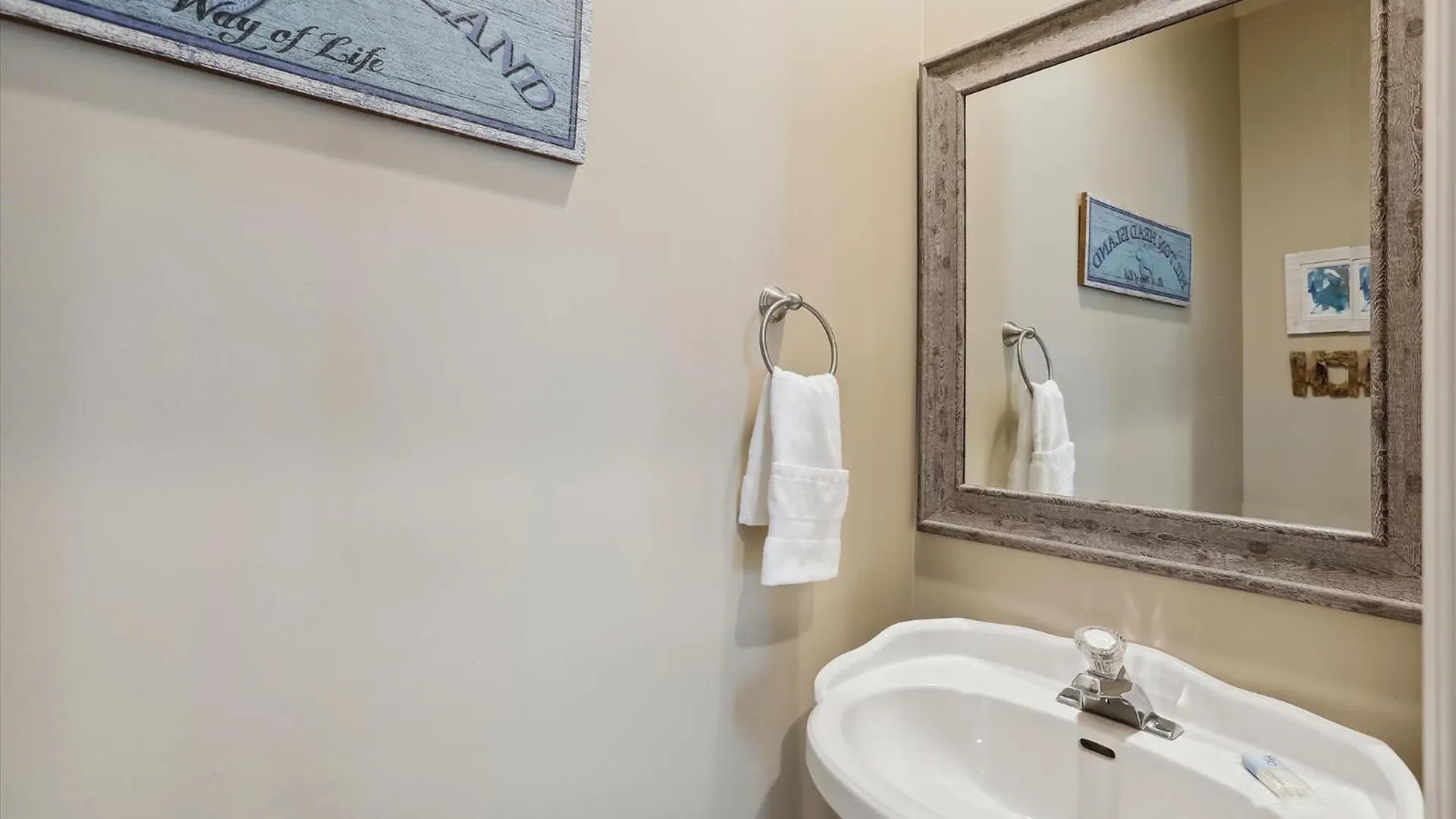41 Bradley- Private Pool, Newly Updated, Quick Walk To Beach! Free Activities Included Holiday home